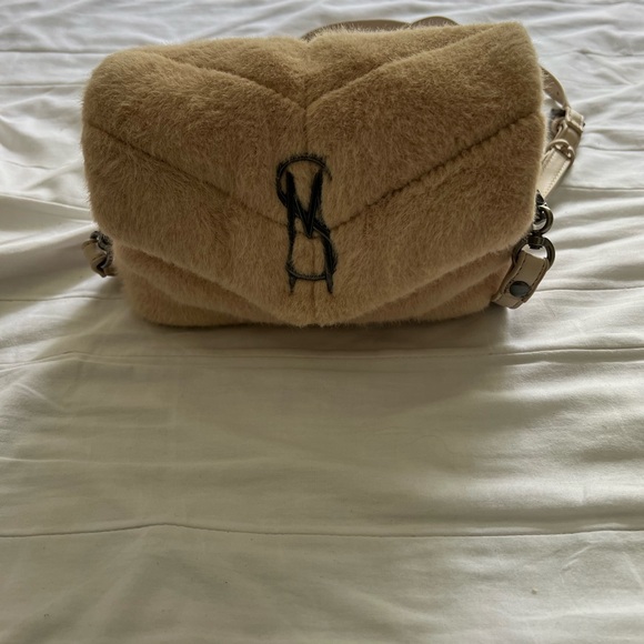 Steve Madden Btoy small quilted cross body bag in taupe faux fur - Picture 8 of 14